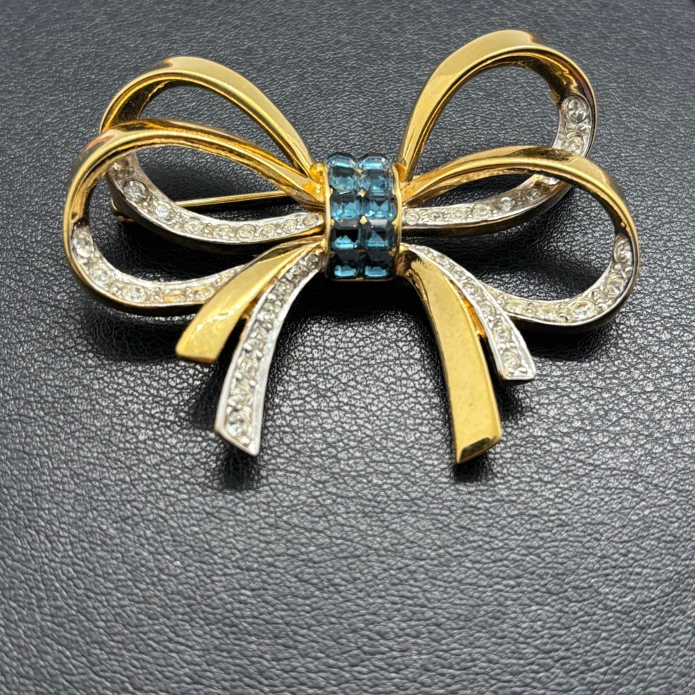 Nina Ricci Bow Brooch Women Gold Tone Blue Crystal Rhinestone Two-Tone Pin VTG